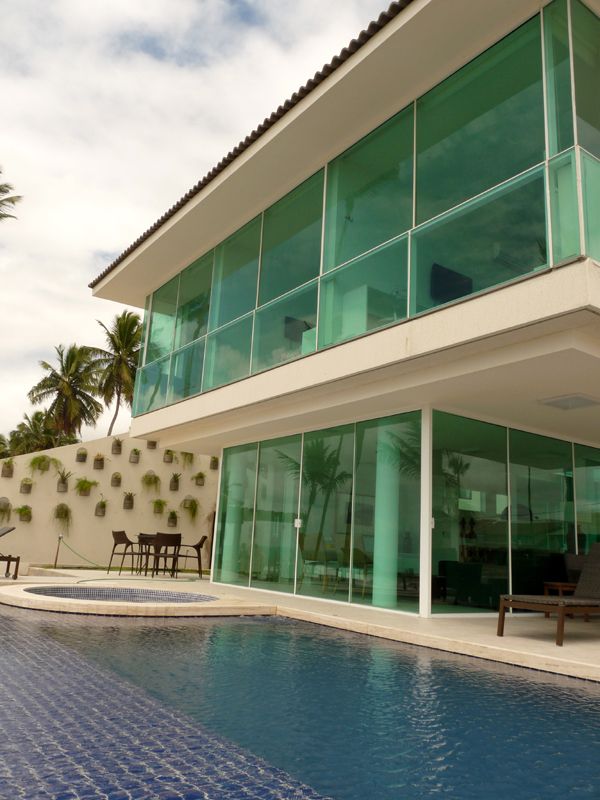 Fachada do fundo da casa com piscina