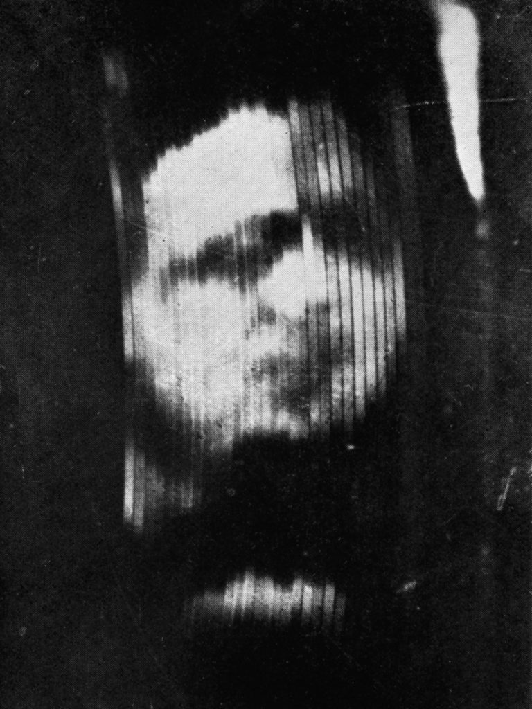 Primeira imagem de televisão, transmitida por John Logie Baird, em 26 de janeiro de 1926.
Obrigado por compartilhar. Lembre-se de citar a fonte: https://ensinarhistoria.com.br/linha-do-tempo/primeira-sessao-de-televisao/ - Blog: Ensinar História - Joelza Ester Domingues